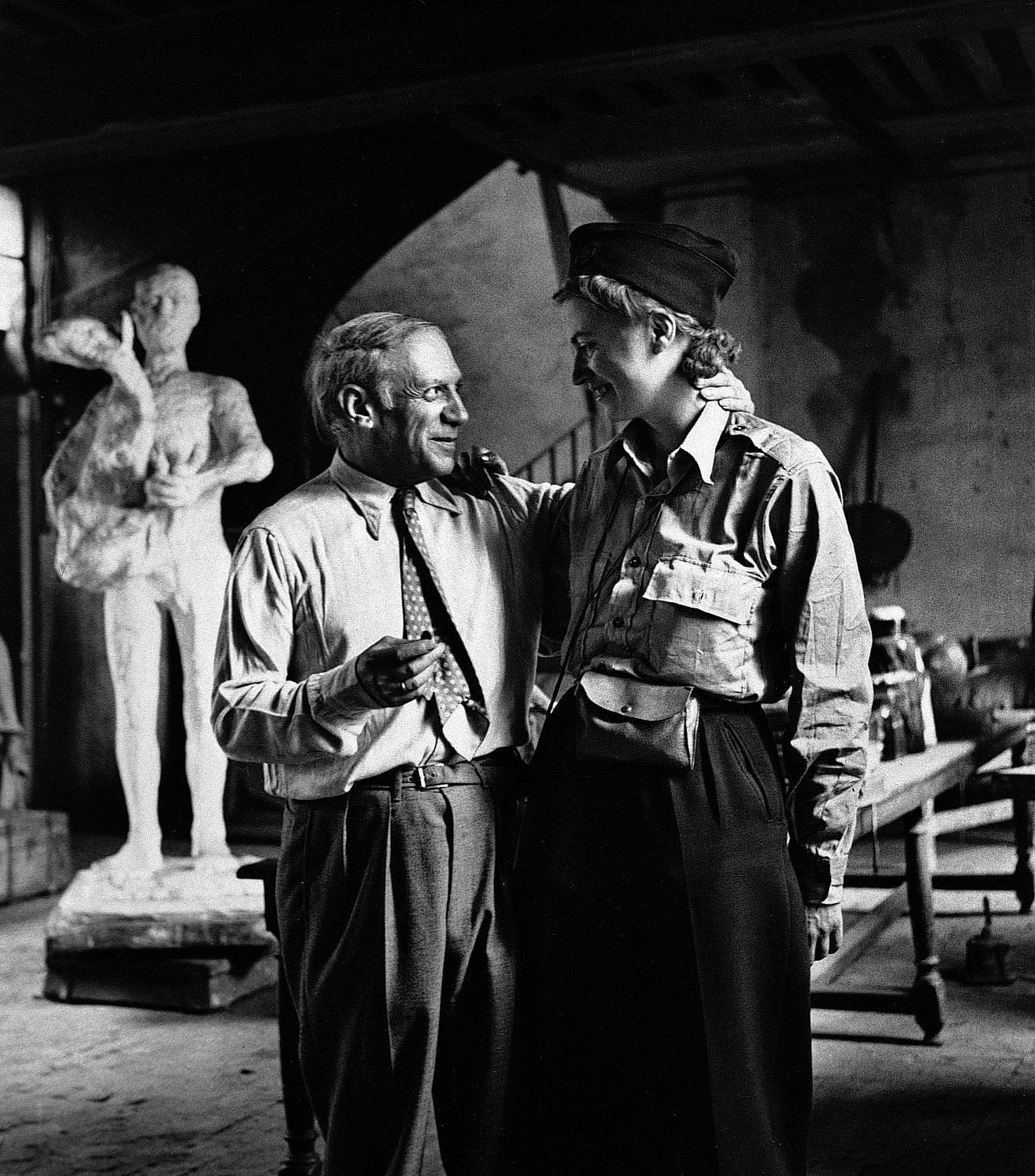 Lee Miller / Condé Nast - Pablo Picasso in his studio in